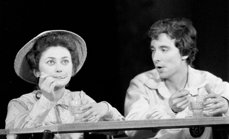 Vladislav Beneš patřil k idolům mnoha žen. Na snímku z roku 1986 je s Janou Bouškovou v Národním divadle ve hře Naše městečko. 