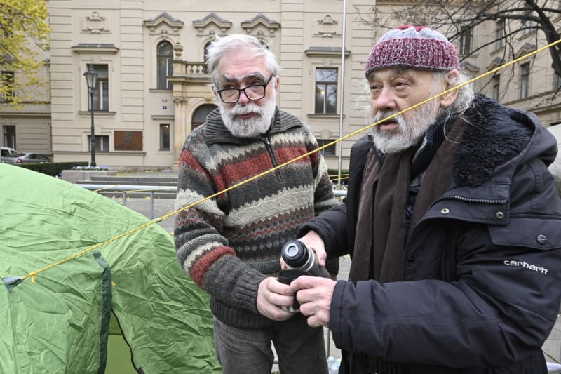 Hladovku kvůli nízkým důchodům odpůrců a odpůrkyň komunistického režimu držel Jiří Gruntorád i John Bok. 