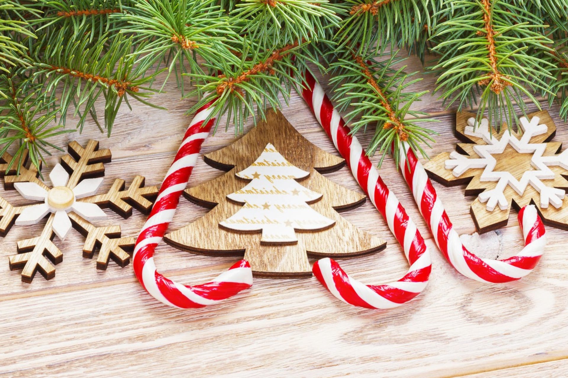 Udržitelné Vánoce jsou trendy, lidé proto volí například i dřevěný dekor.