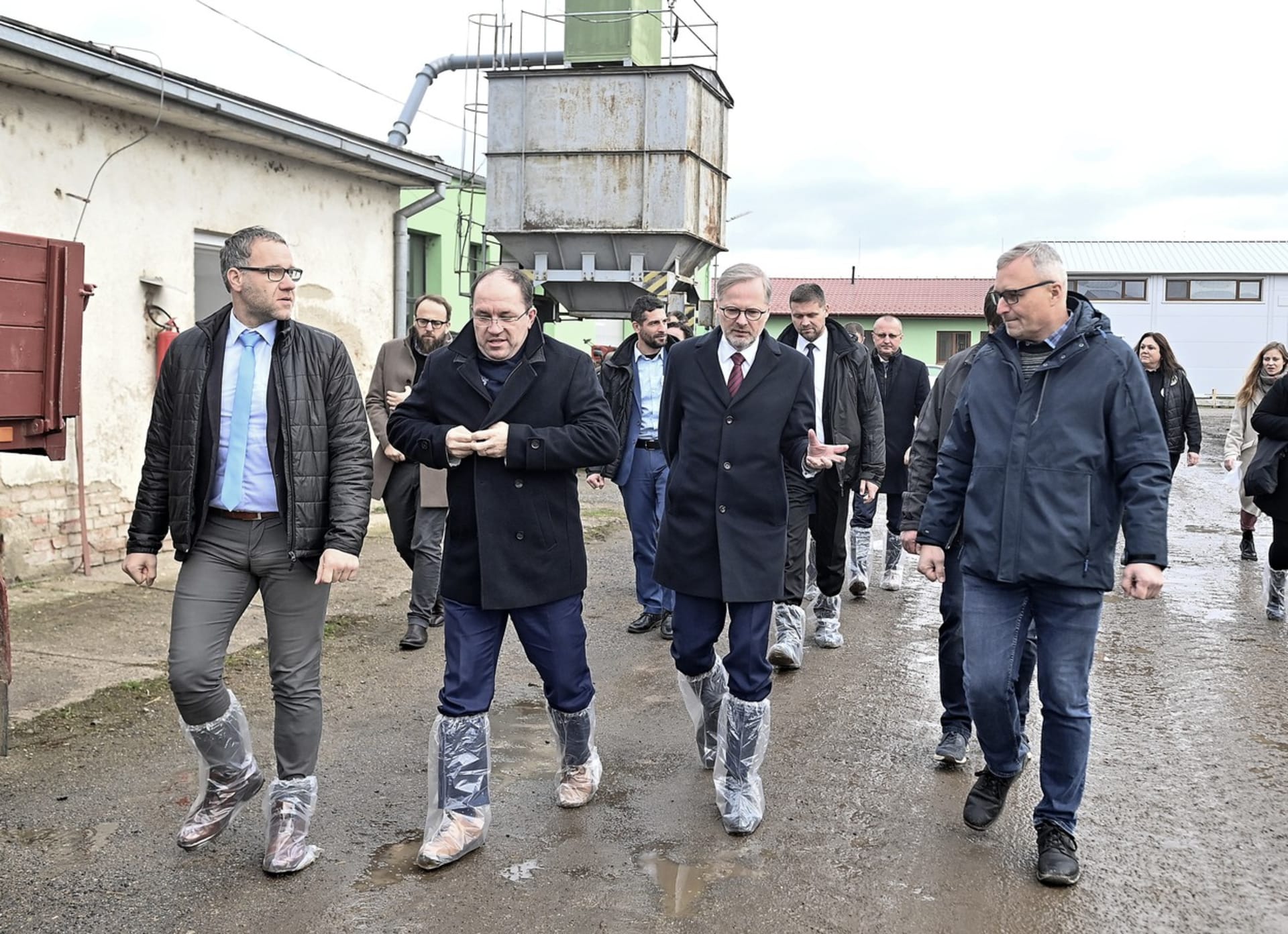 Premiér Petr Fiala (třetí zleva) a ministr zemědělství Marek Výborný (druhý zleva) se setkali se zemědělci v družstvu Pooslaví Nová Ves. Vpravo jednatel družstva Lukáš Jurečka.
