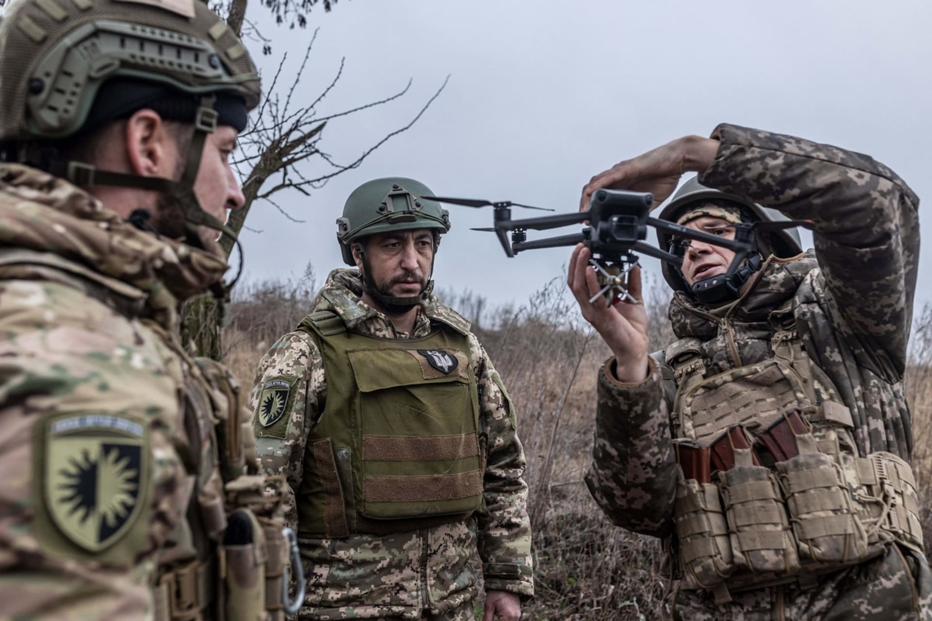 Ukrajinští vojáci si Jedním z podstatných prvků války na Ukrajině je rozsáhlé využití bezpilotních letounů.