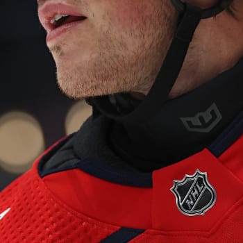 Chránič krku ve výbavě hokejisty T. J. Oshieho