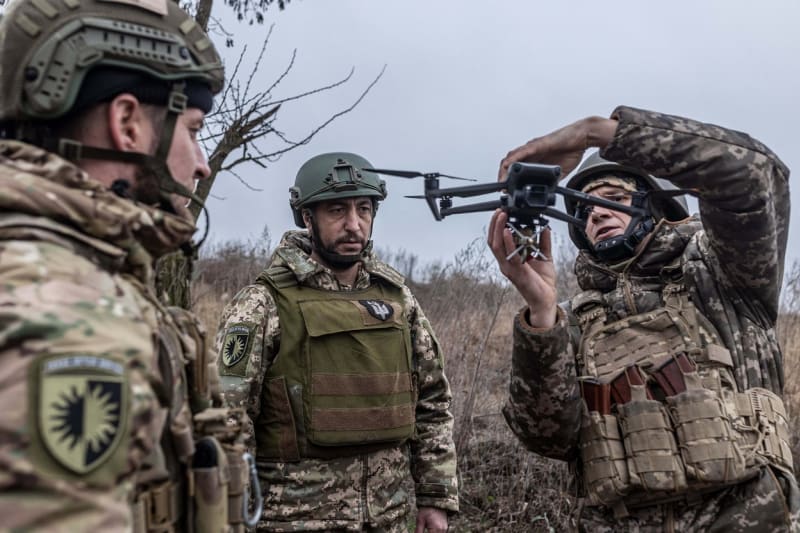 Ukrajinští vojáci si musejí drony platit ze svého, navzdory západním dodávkám.