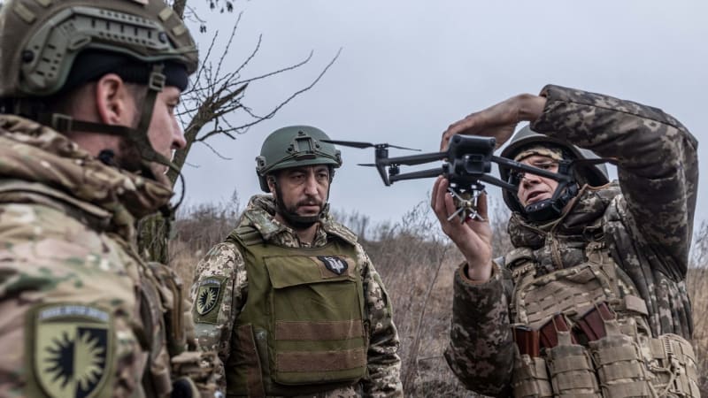 Naši velitelé neumí válčit, bědují ukrajinští vojáci. Chybí jim zbraně a drony si platí sami