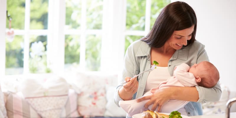 Přemýšlíte, jestli jíte při kojení správně? Můžete využít rady a tipy z našeho článku.