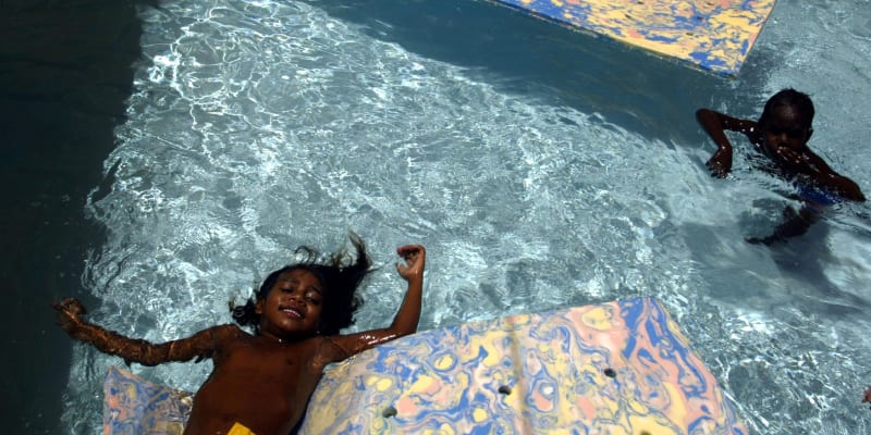 Lidé v australském městě Wadeye, kde žijí především domorodí Aboridžinci, se dočkali otevření bazénu
