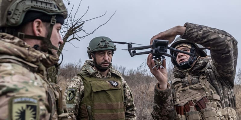 Ukrajinští vojáci si musejí drony platit ze svého, navzdory západním dodávkám.