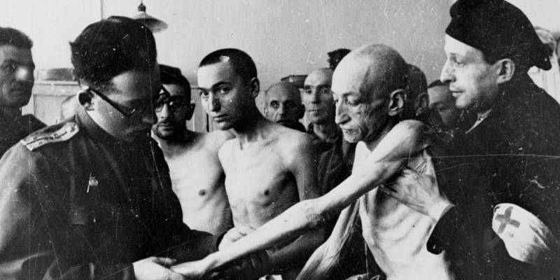 Kontrola osvobozených vězňů sovětským lékařem