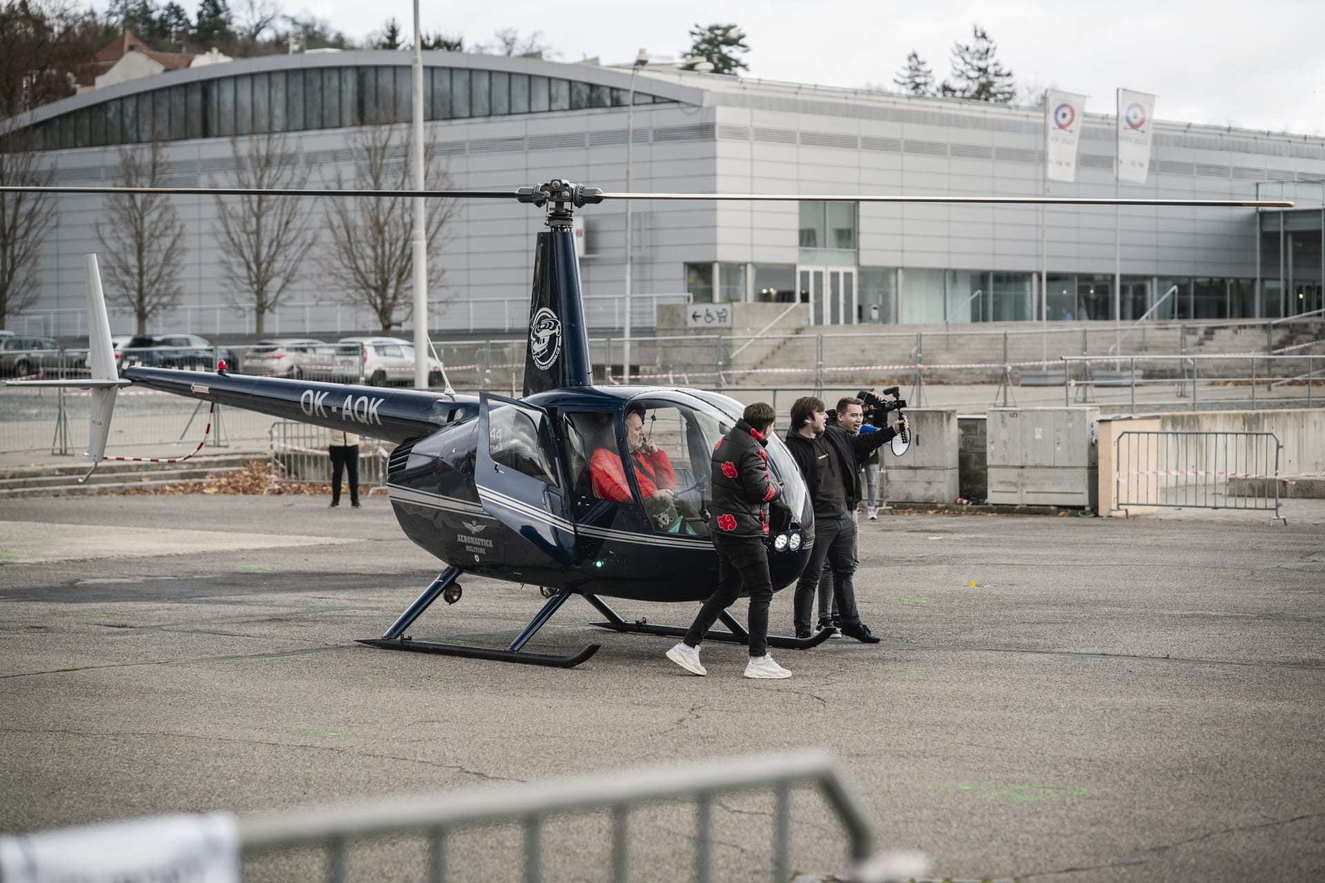 Fanoušci Dynama Eclot se do Brna dopravili vrtulníkem.
