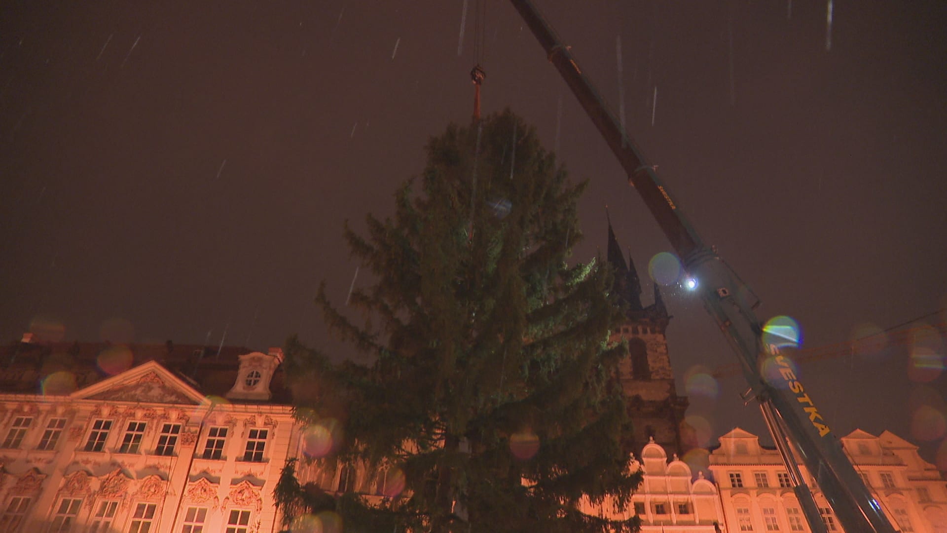 Na Staroměstském náměstí už stojí vánoční strom.