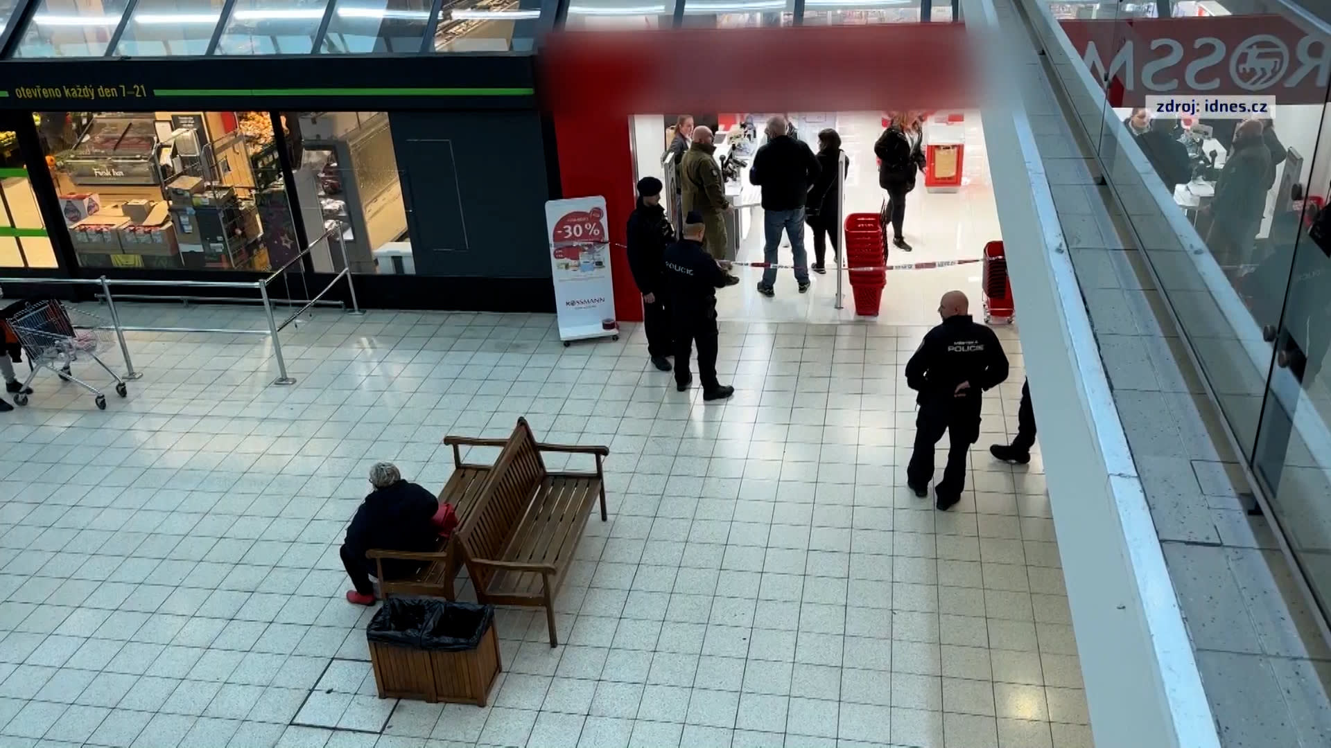 Policie dopadla útočníka z nákupního centra.