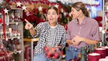 Vánoční triky obchodníků nutí k většímu utrácení. Lidi ovlivní barvy i falešné slevy