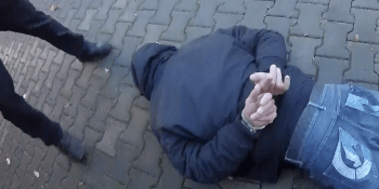 Dramatické zatčení útočníka z drogerie v Praze. Měl u sebe nůž a teleskopický obušek