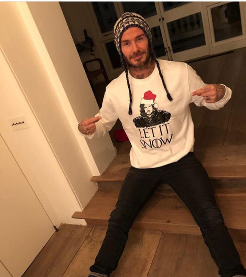 Vánoční svetr hrdě nosí i David Beckham.