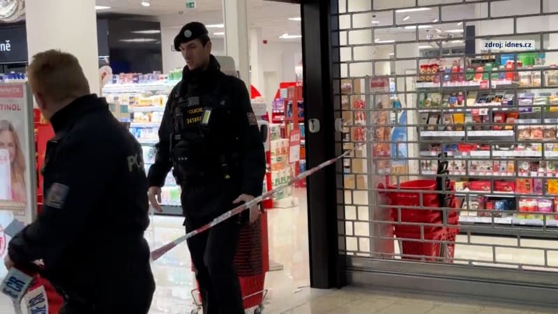 Policie dopadla útočníka z nákupního centra.