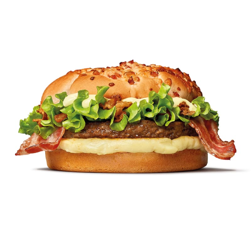 Cheese King s grilovaným hermelínem! Dá se burger s hovězím, slaninou, salátem a sýrovou omáčkou ještě vylepšit? Snad jen když do něj přidáme grilovaný hermelín.
