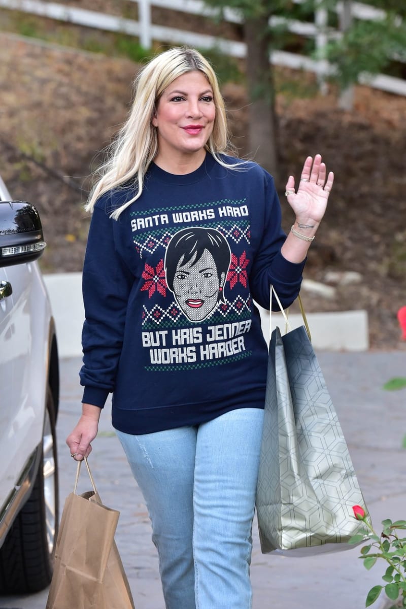 Tori Spelling z Beverly Hills taktéž zvolila vtipný svetr.