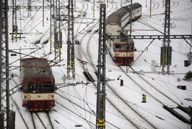 Sníh v kolejišti pražského hlavního nádraží
