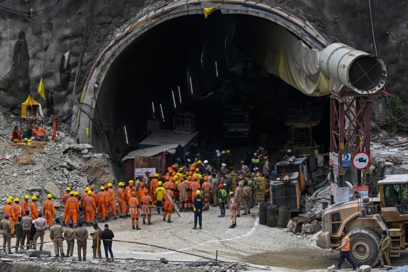 Indickým záchranářům se podařilo dostat k dělníkům, kteří zůstali uvězněni v tunelu v himalájském státě Uttarákhand (28. 11. 2023). 