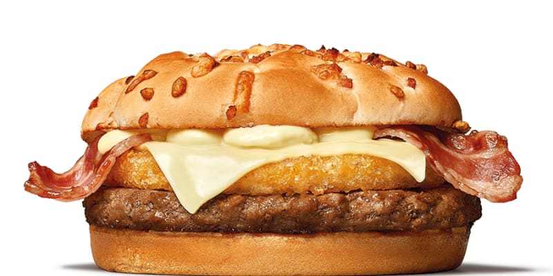 Swiss King! Nejklasičtější ze sýrových burgerů. S hovězím, ementálem, spoustou sýrové omáčky, slaninou a bramborovou plackou. Radost sama.
