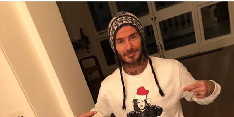 Vánoční svetr hrdě nosí i David Beckham.