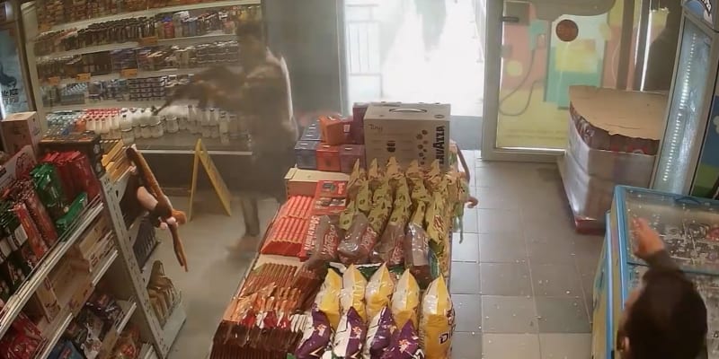 Teroristé z Hamásu rabovali v izraelském obchodě.