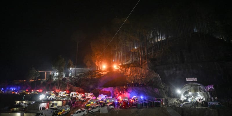 Indickým záchranářům se podařilo dostat k dělníkům, kteří zůstali uvězněni v tunelu v himalájském státě Uttarákhand (28. 11. 2023). 