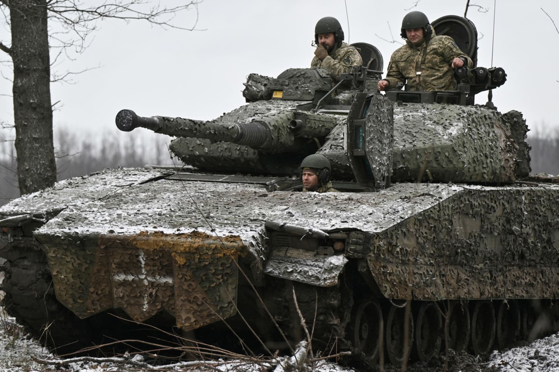 Ukrajinští vojáci v pásovém bojovém vozidle CV90 švédské výroby poblíž Bachmutu