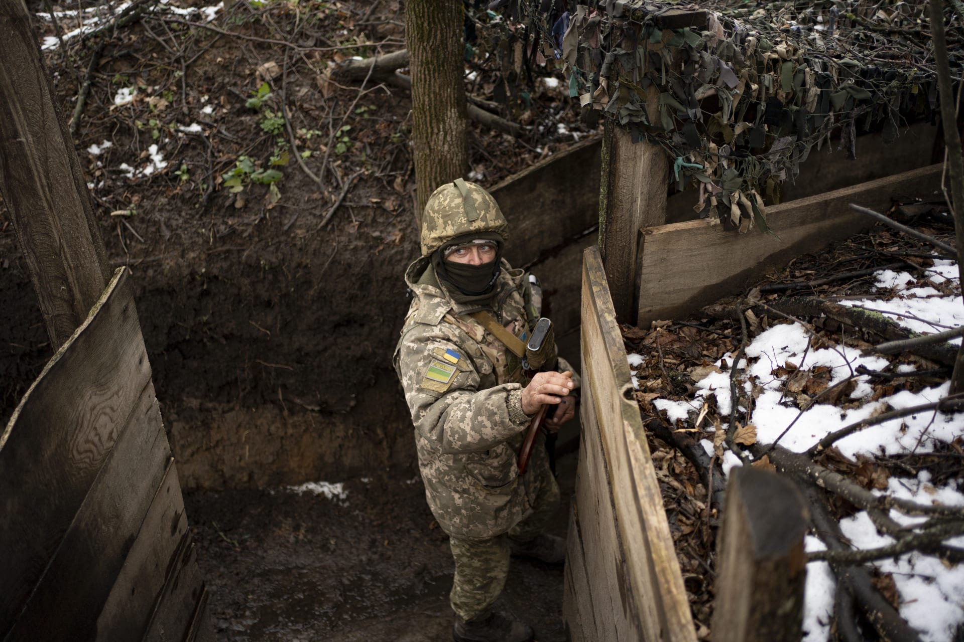 Seržant ukrajinské armády Oleksandr Nazarenko stojí v zákopu zhruba tři kilometry od ruských pozic v Sumské oblasti.