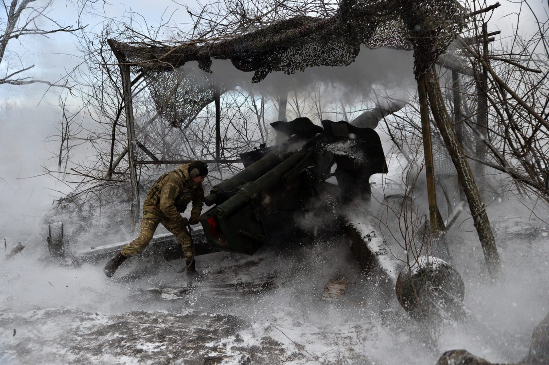 Ukrajinský voják pálí pálí z houfnice typu D-20 na ruské pozice u Kupjansku v Doněcké oblasti