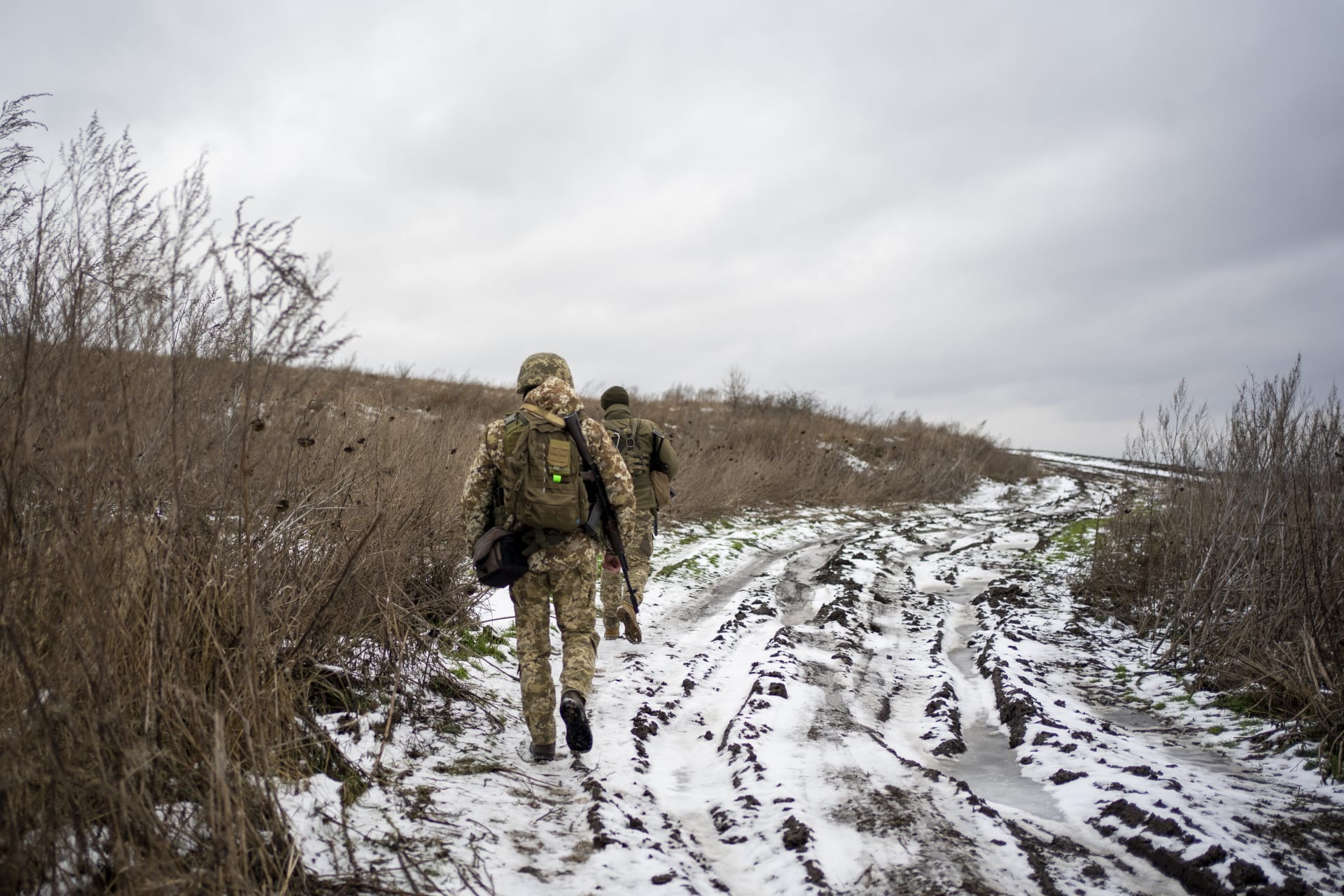 Ukrajinští vojáci na kontrolní obchůzce v Sumské oblasti