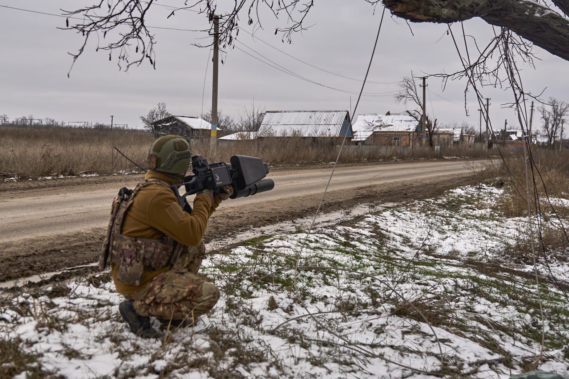 Ukrajinský voják z 10. samostatné horské útočné brigády „Edelweiss“ drží speciální protidronové dělo nedaleko Bachmutu