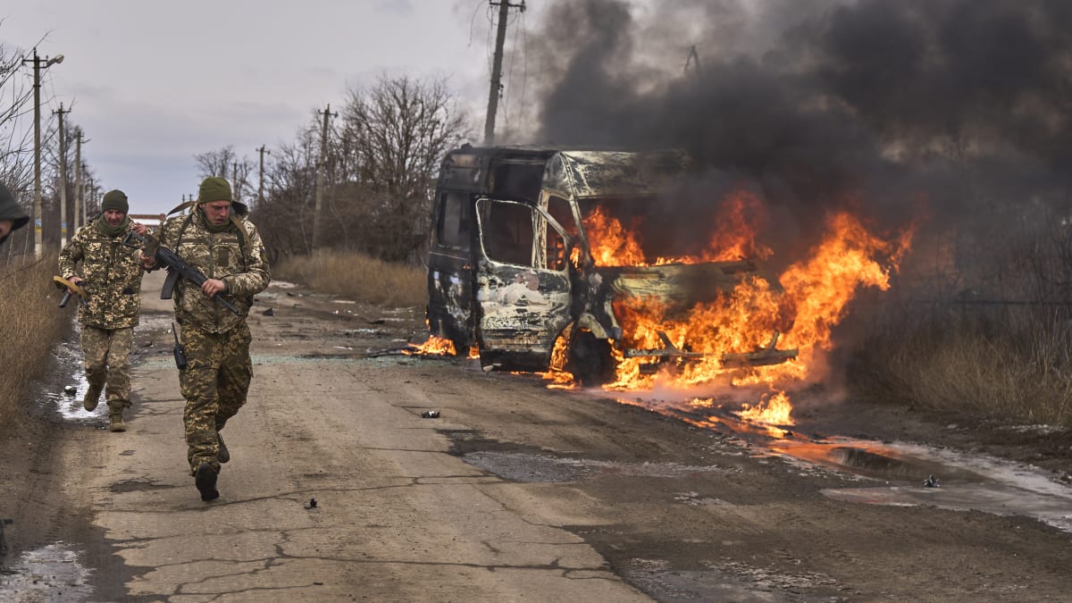 Ukrajinští vojáci z 10. samostatné horské útočné brigády „Edelweiss“ míjí u Bachmutu hořící vozidlo, které zasáhl ruský dron
