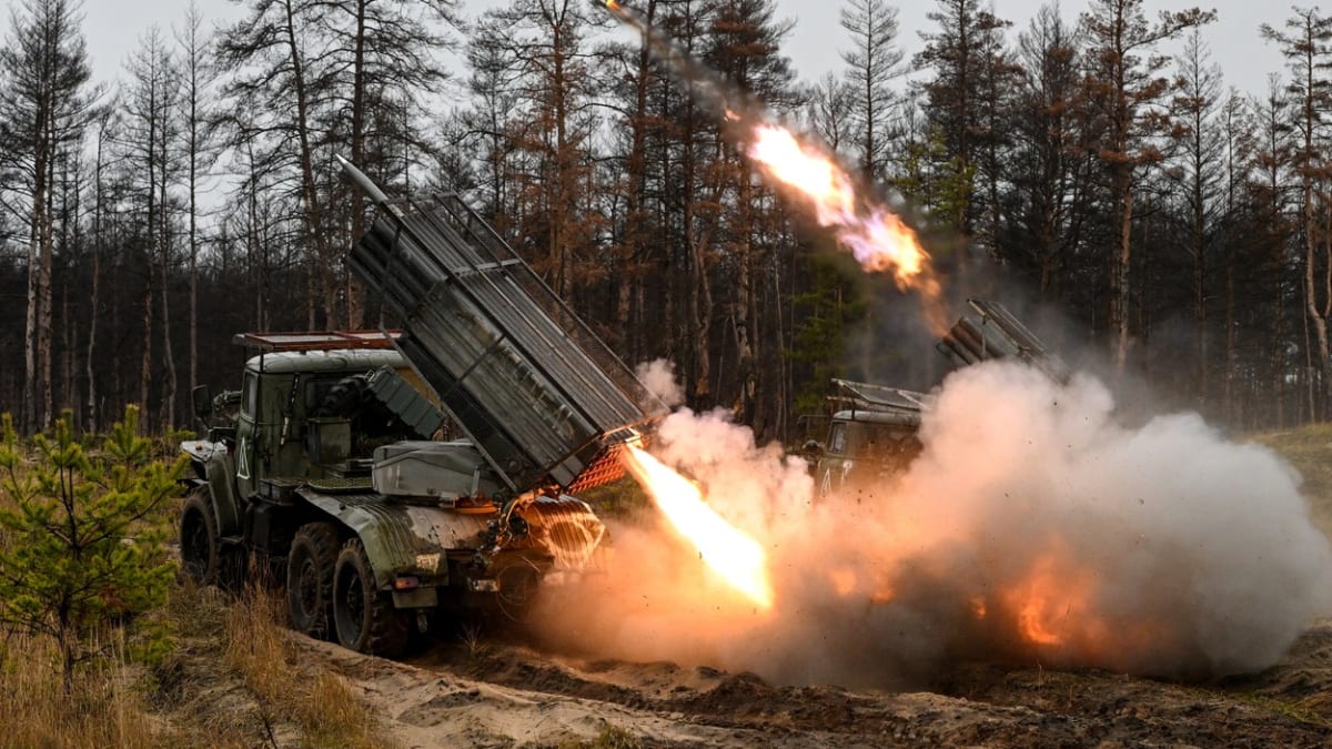 Rusové u Lymanu pálí na ukrajinské pozice z raketometu BM-21 Grad. 