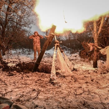 Ukrajinští vojáci u Kupjansku pálí z minometu ráže 120mm na ruské pozice.