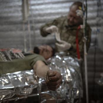 Lékaři ošetřují zraněného ukrajinského vojáka u Doněcku