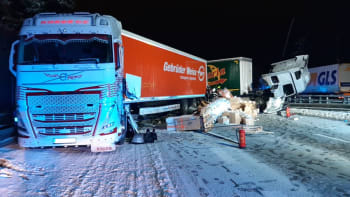 Dálnici D1 zablokovala hromadná nehoda nákladních aut. Směr na Prahu je zcela uzavřen