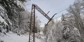 Domácnosti na západě Čech stále mrznou. Poškozené elektrické vedení se nedaří opravit