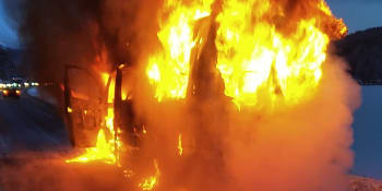 Děsivé záběry: Mikrobus na Královéhradecku shořel na uhel. Zasahovaly tři jednotky hasičů