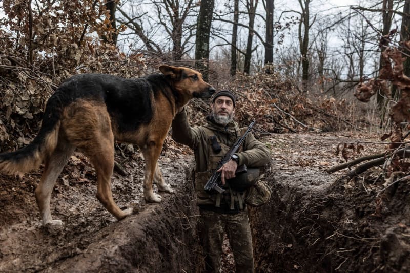 Ukrajinský voják se svým psem v zákopu nedaleko Horlivky v Doněcké oblasti
