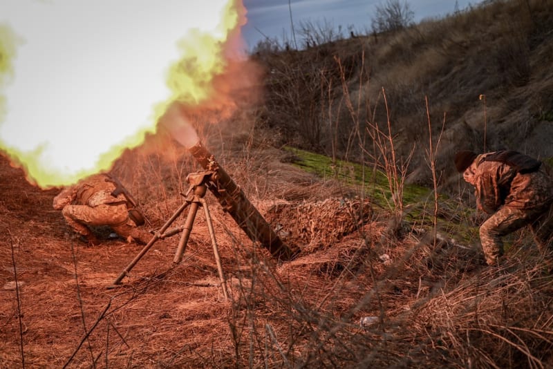 Ukrajinští vojáci v Doněcké oblasti pálí z minometu ráže 120mm na ruské pozice