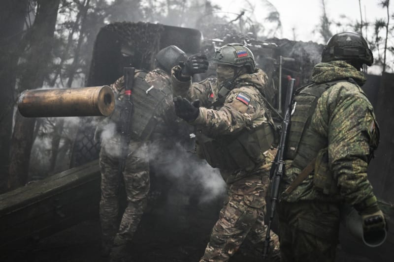 Ruští vojáci u Lymanu ostřelují ukrajinské pozice pomocí houfnice 2A65 Msta-B.