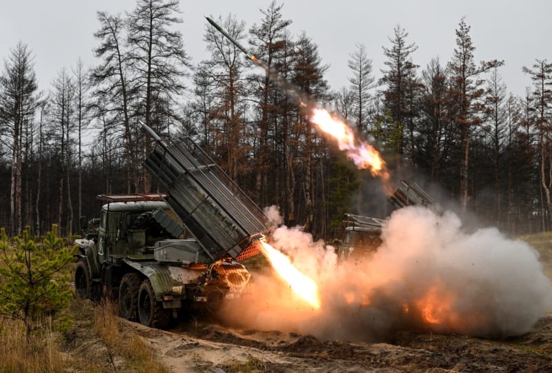Rusové u Lymanu pálí na ukrajinské pozice z raketometu BM-21 Grad 