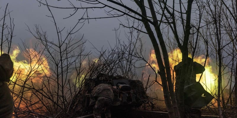 Ukrajinci ostřelují ruské pozice u Bachmutu.