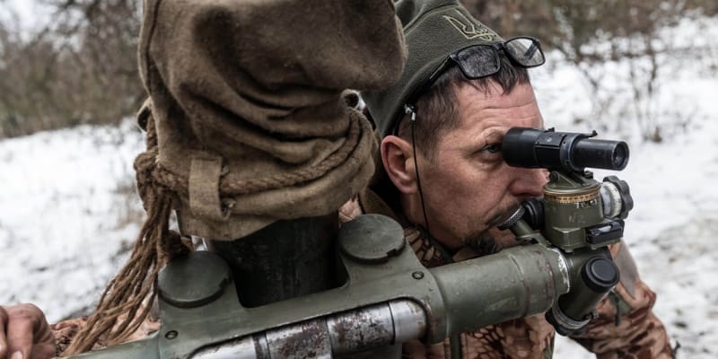 Ukrajinský voják zaměřuje pozice Rusů pro minometnou palbu u Kupjansku