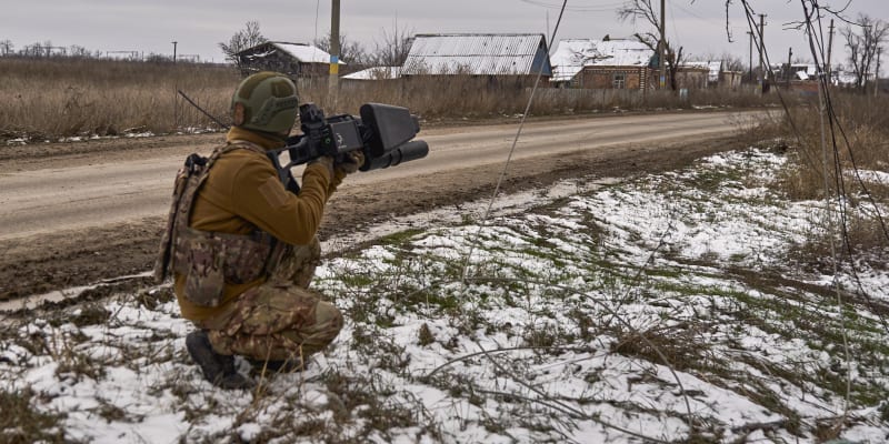 Ukrajinský voják z 10. samostatné horské útočné brigády „Edelweiss“ drží speciální protidronové dělo nedaleko Bachmutu.
