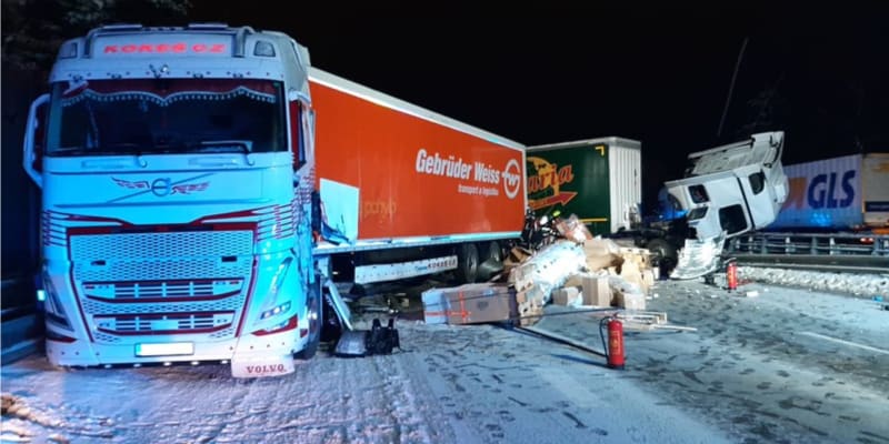 Dálnici D1 zablokovala hromadná nehoda nákladních aut. 