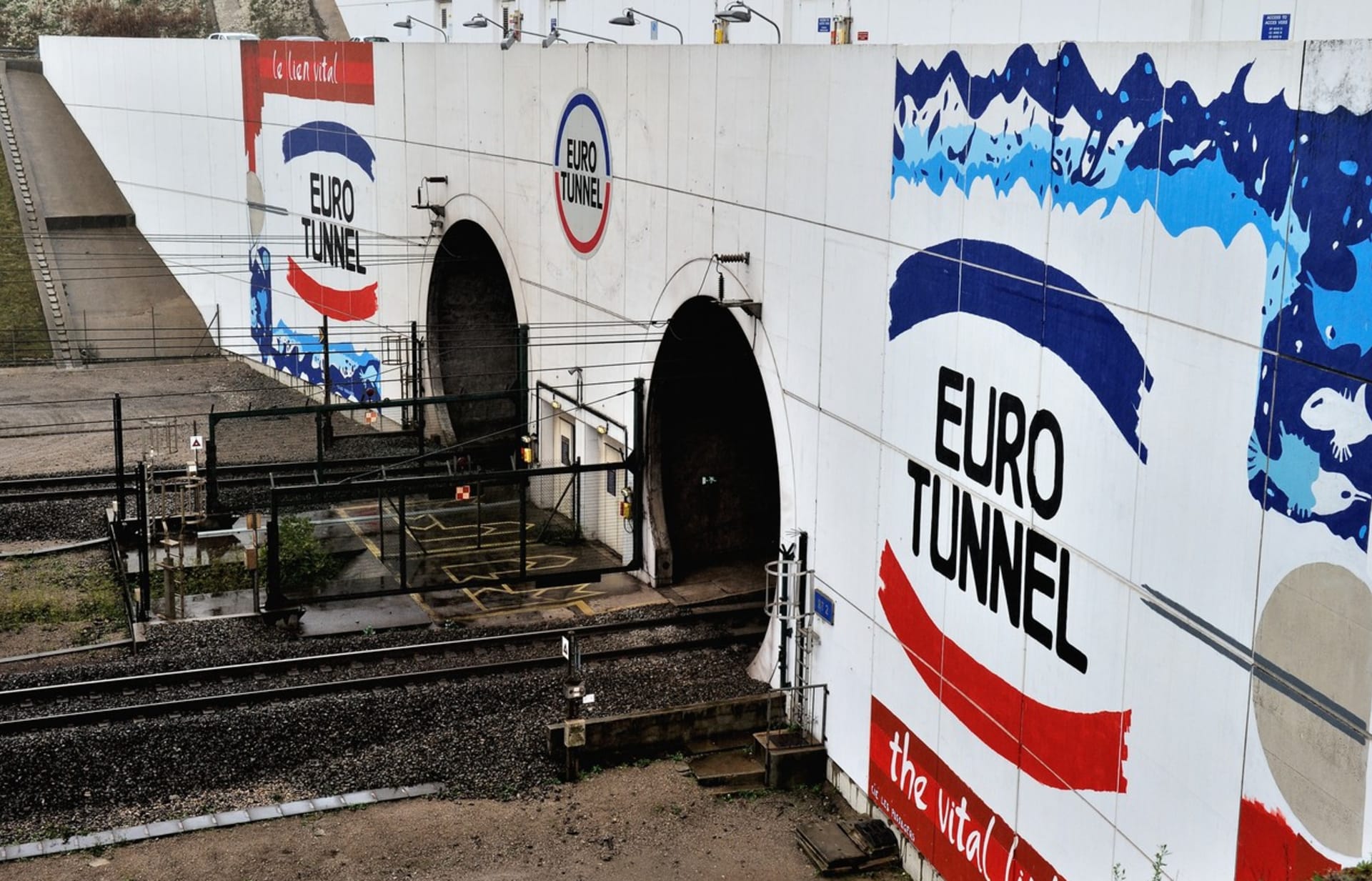 Pohled na vchod do „Eurotunelu“, který spojuje Francii s Británií po železnici