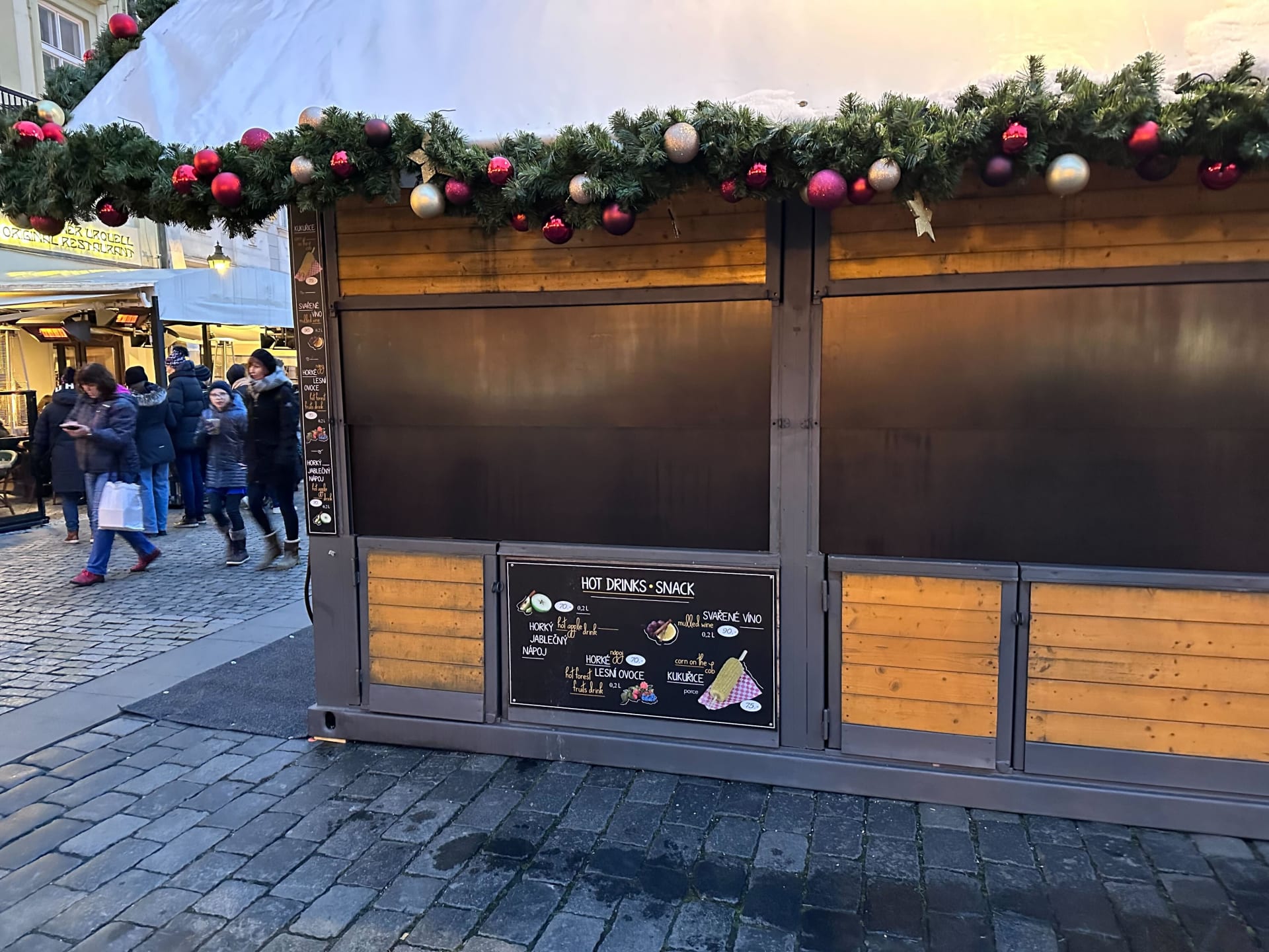 Příprava vánočních trhů na Staroměstském náměstí