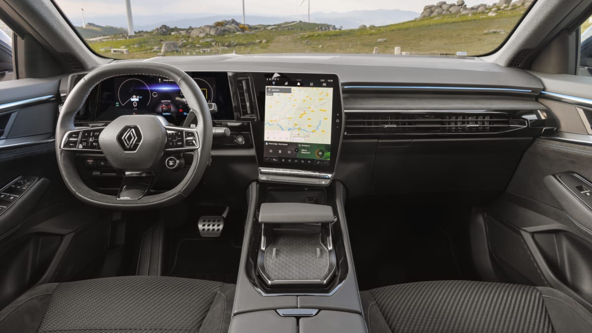 Interiéru nového Renaultu Espace dominuje velká obrazovka multimédií s platformou od Googlu.